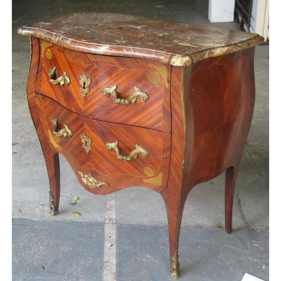 Pierre ROUSSEL 1723-1782 ébéniste parisien Commode sauteuse d'époque Louis XV,