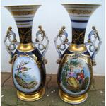 Paire de vases en porcelaine de Bayeux décor de personnages et oiseaux en réserve circ