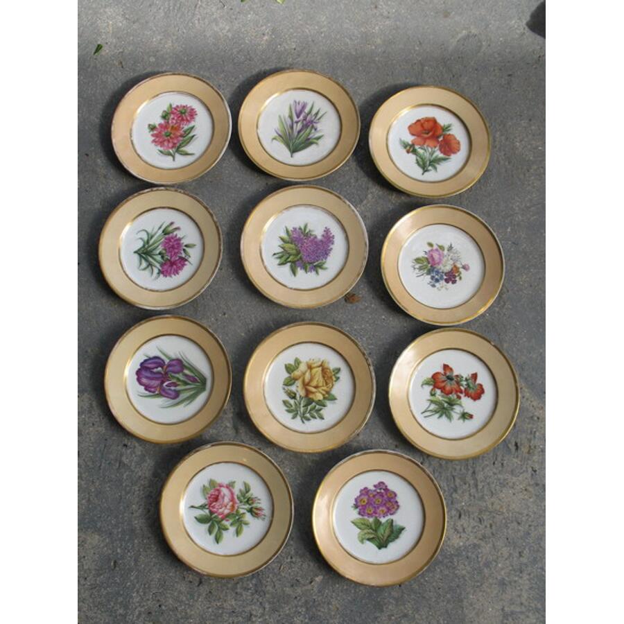 Série de 11 assiettes Vieux Paris décor de fleurs marli saumon, maison Rihouet 7 rue d