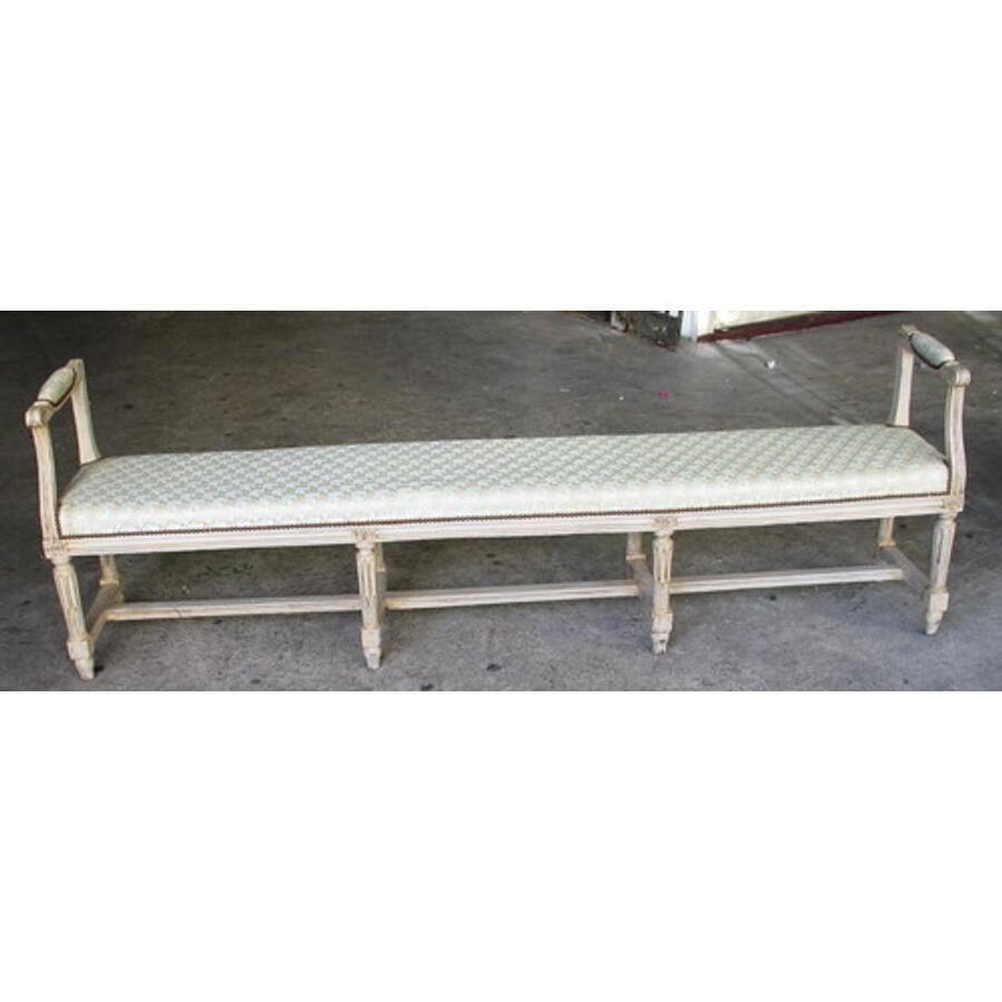 Banquette de vestibule en bois laqué époque Louis XVI entretoise, estampillée