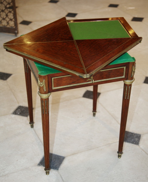 Table à jeu mouchoir 1870