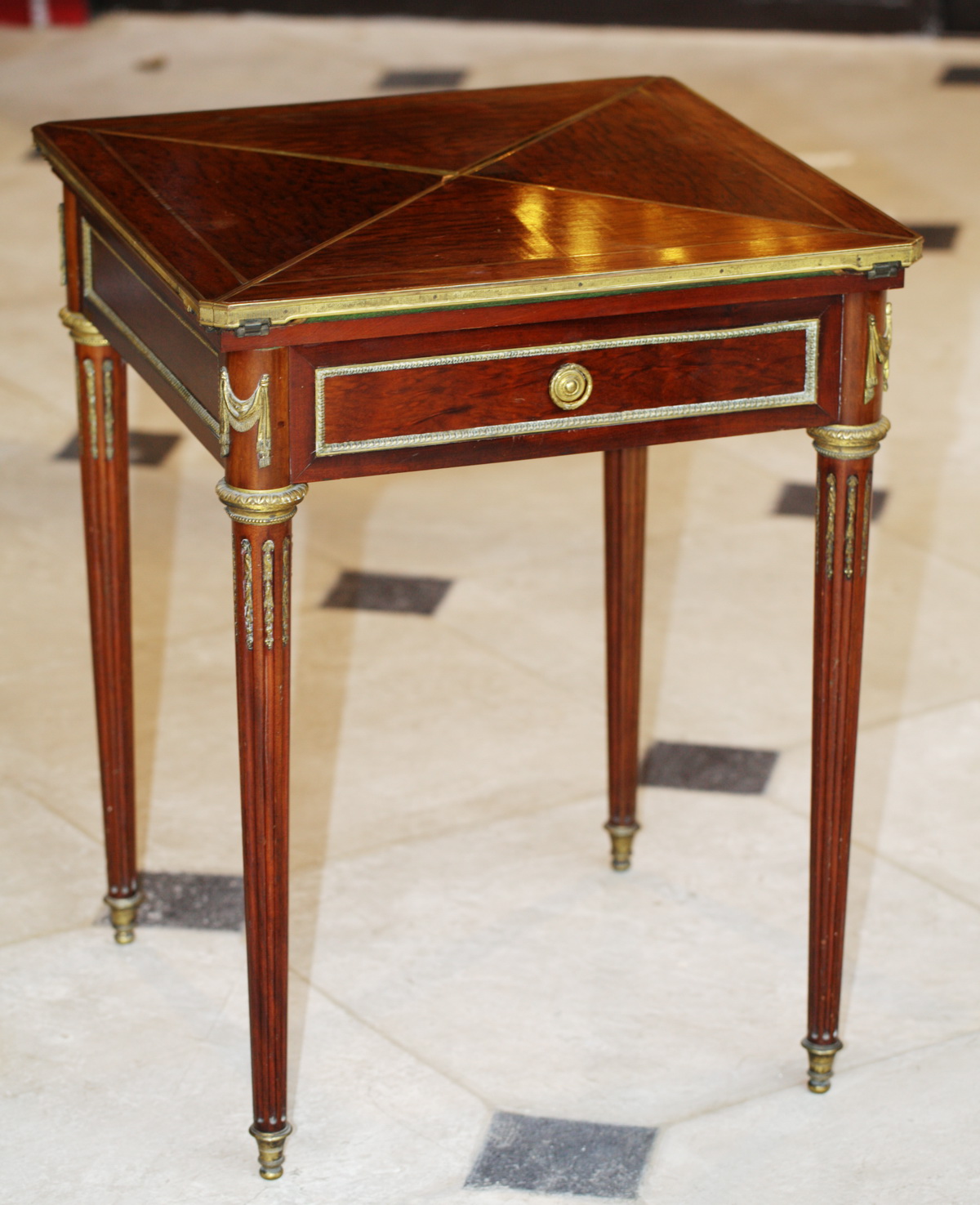 Table à jeu mouchoir 1870