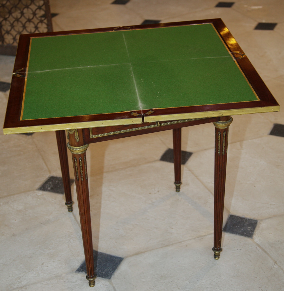 Table à jeu mouchoir 1870