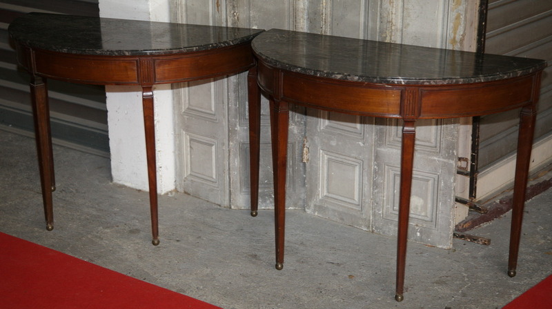 Paire de consoles style Louis XVI