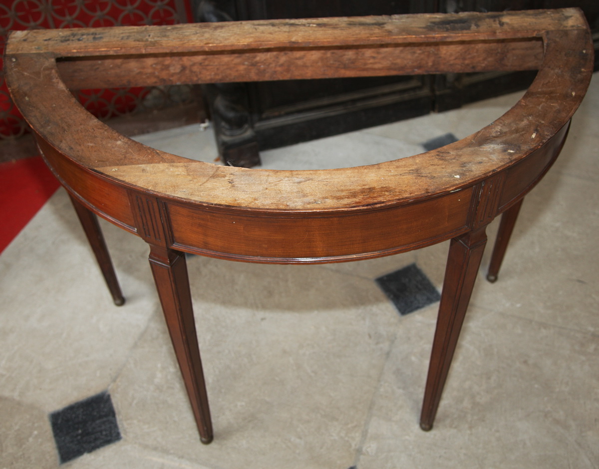 Paire de consoles style Louis XVI