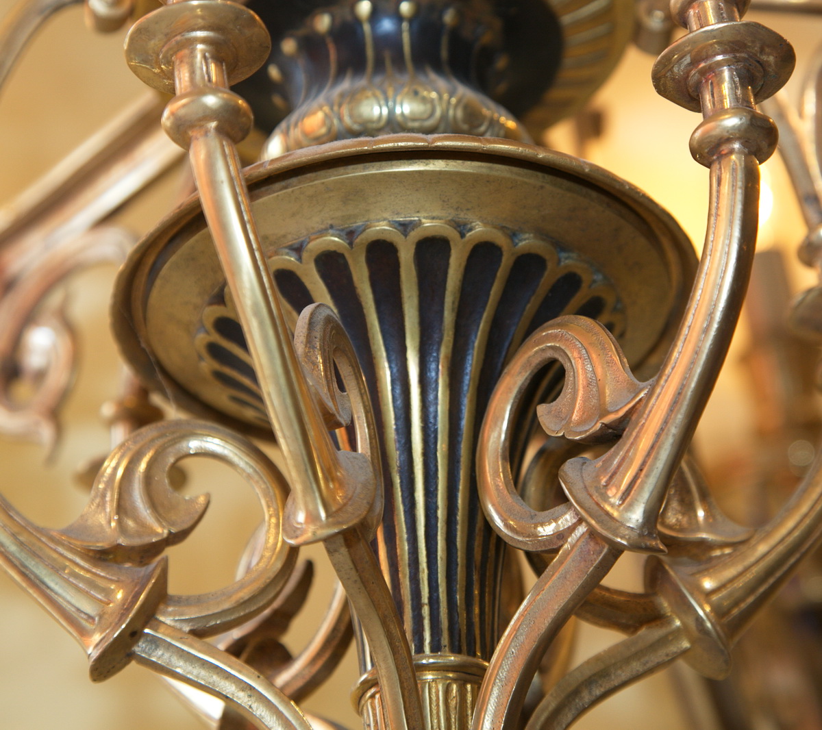 Paire de lustres en bronze circa 1850