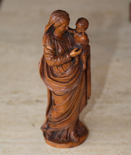 Vierge à l'enfant en buis XVIII