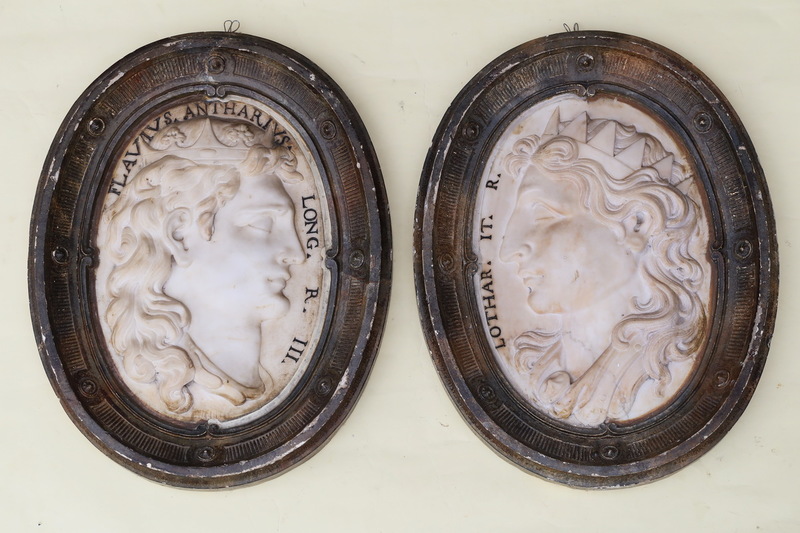 Paire de profils en marbre XVIII