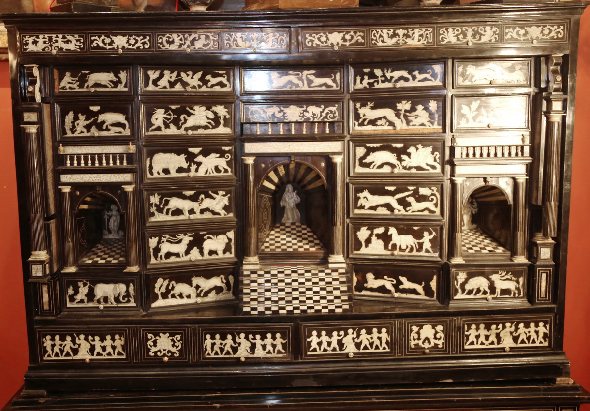 Cabinets napolitains du XVIIème d'un ensemble de deux