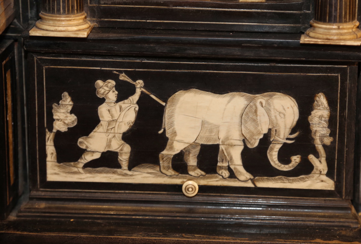 Cabinets napolitains du XVIIème d'un ensemble de deux