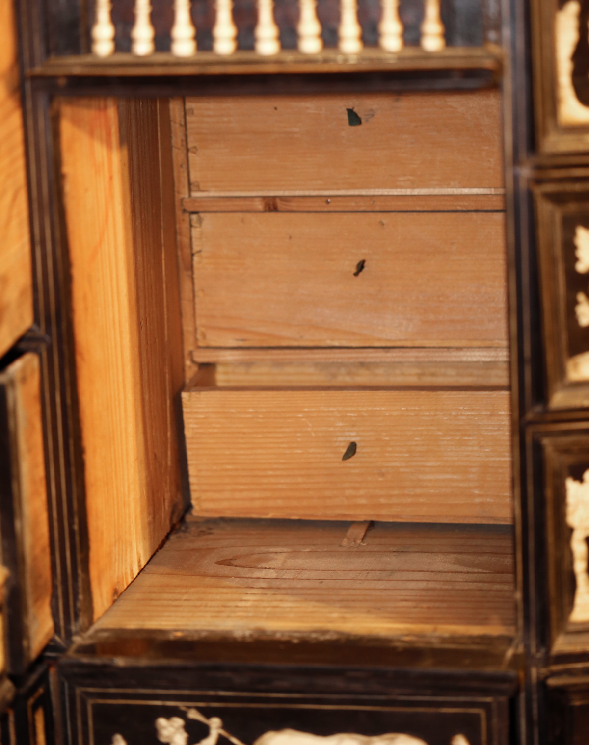 Cabinets napolitains du XVIIème d'un ensemble de deux