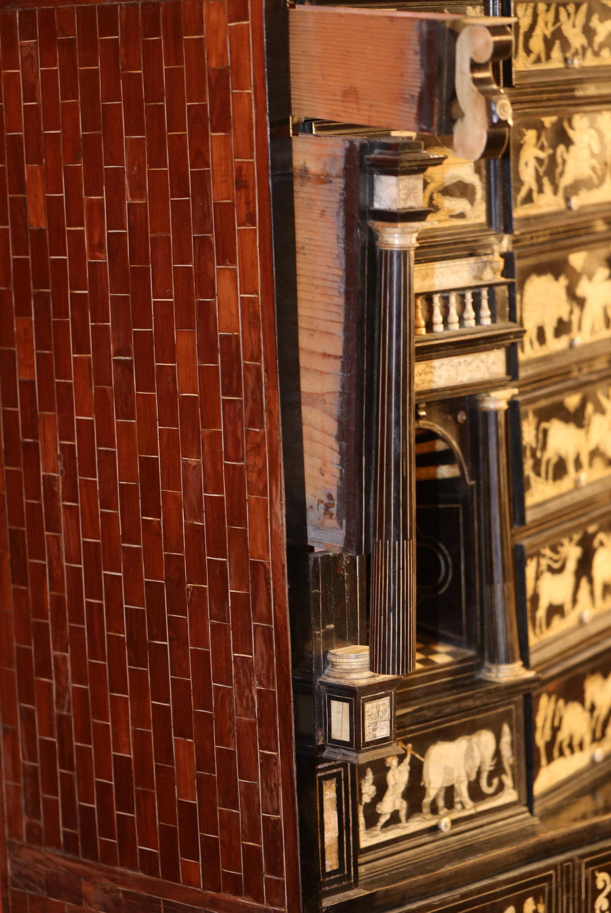 Cabinets napolitains du XVIIème d'un ensemble de deux