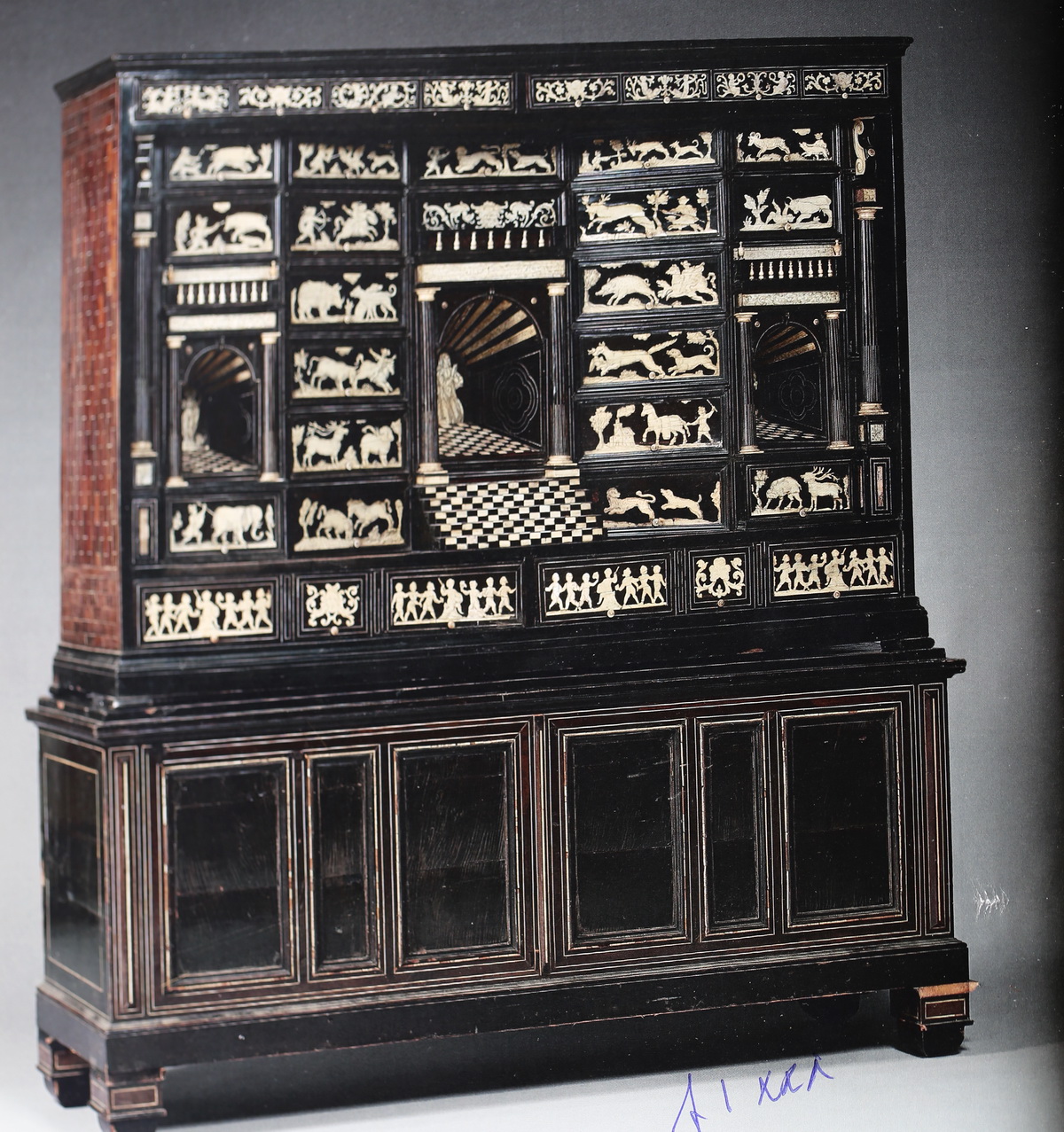 Cabinets napolitains du XVIIème d'un ensemble de deux