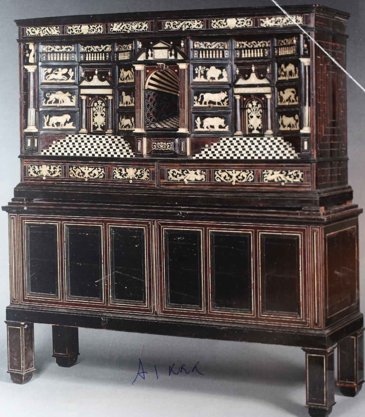 Cabinets napolitains du XVIIème d'un ensemble de deux