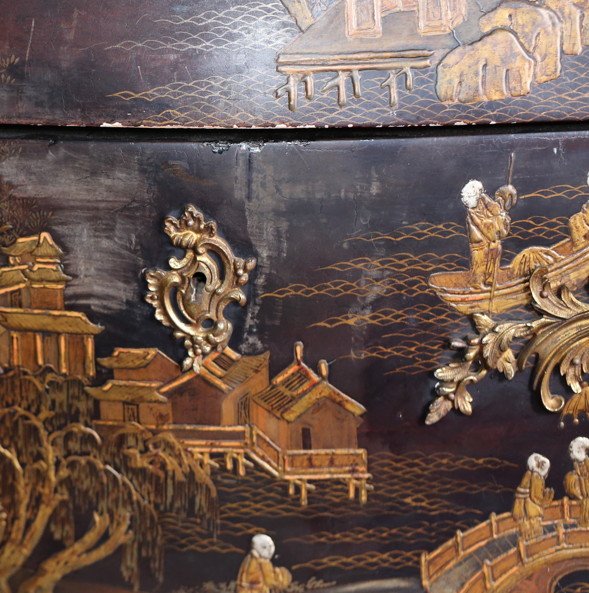 Commode en laque circa 1880