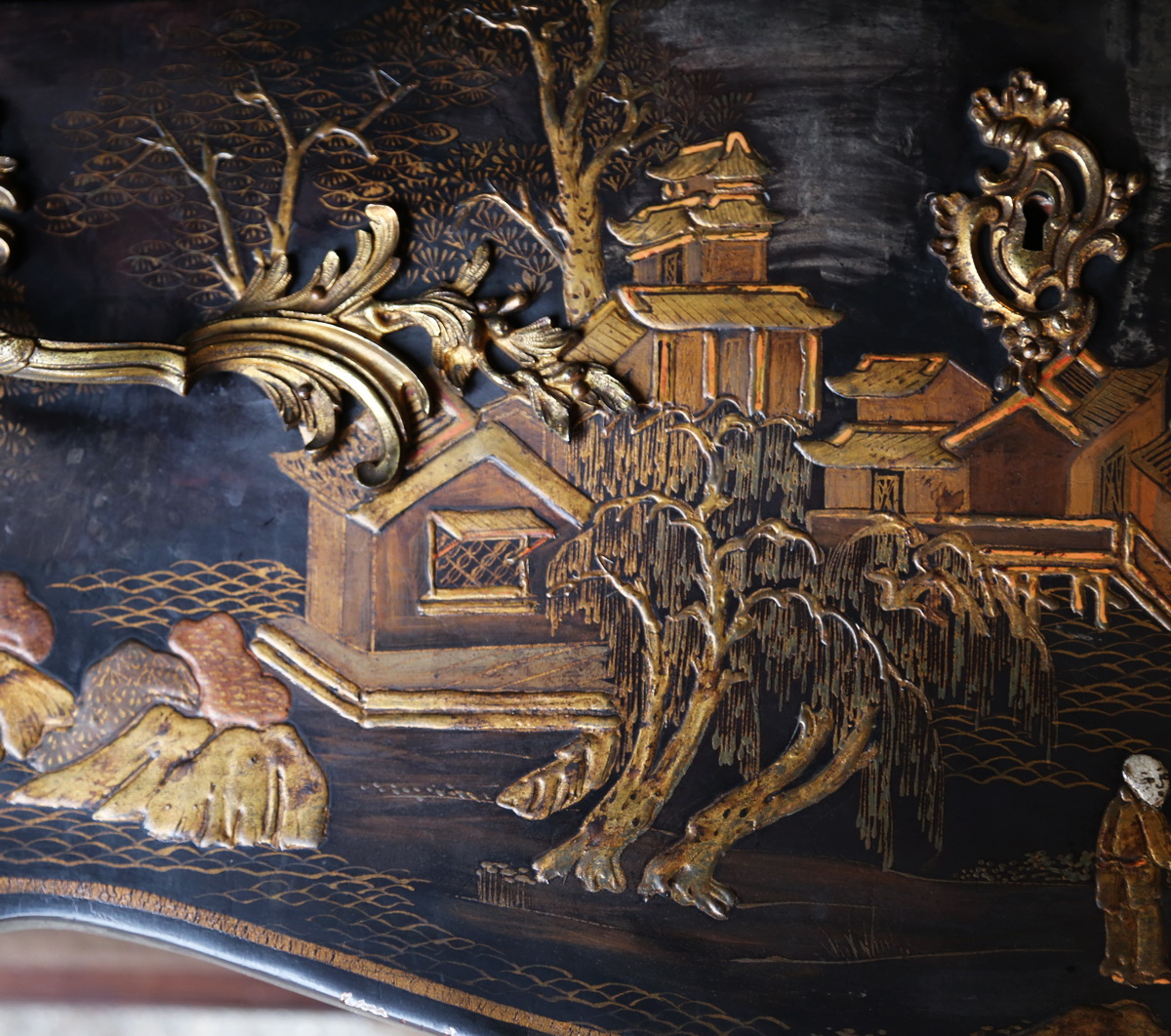 Commode en laque circa 1880