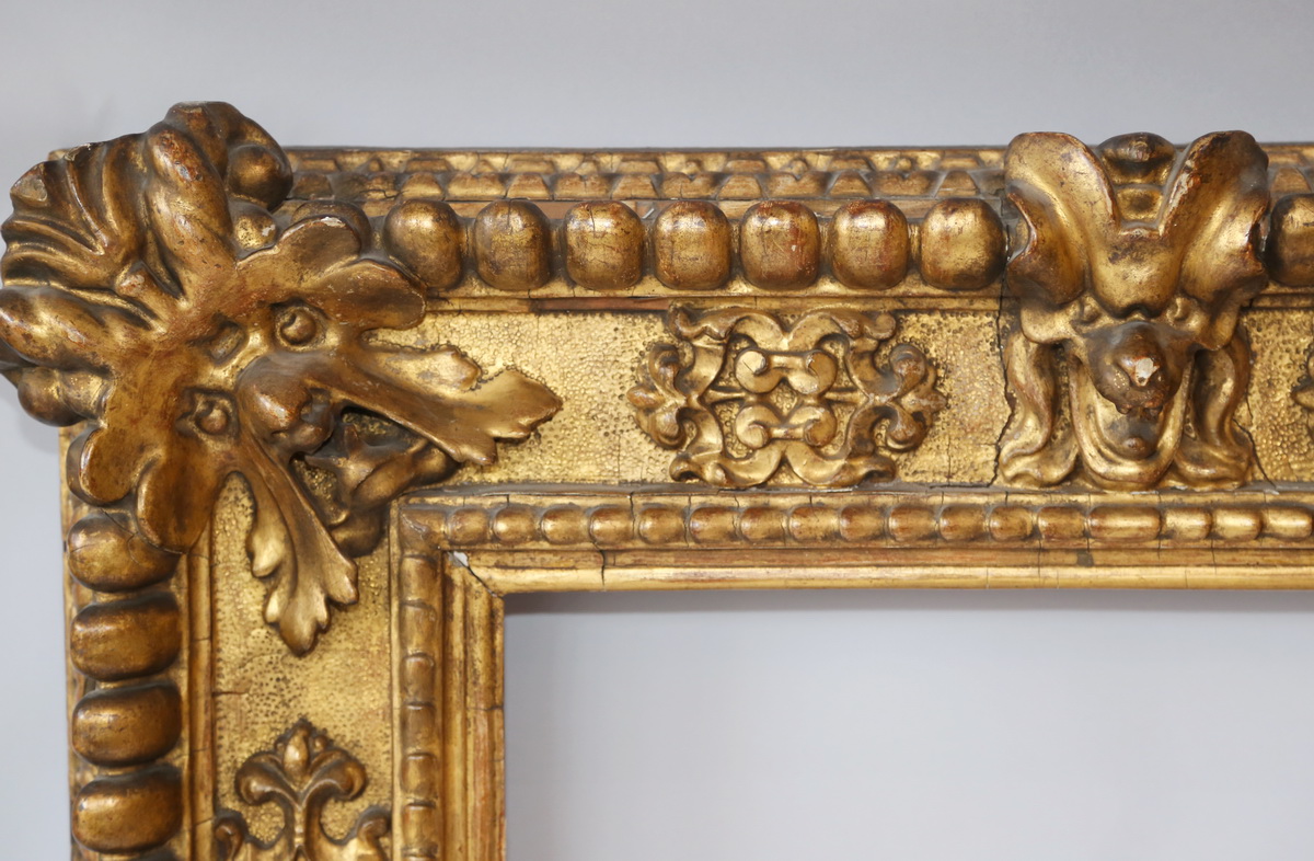 Cadre en bois doré époque XVIII