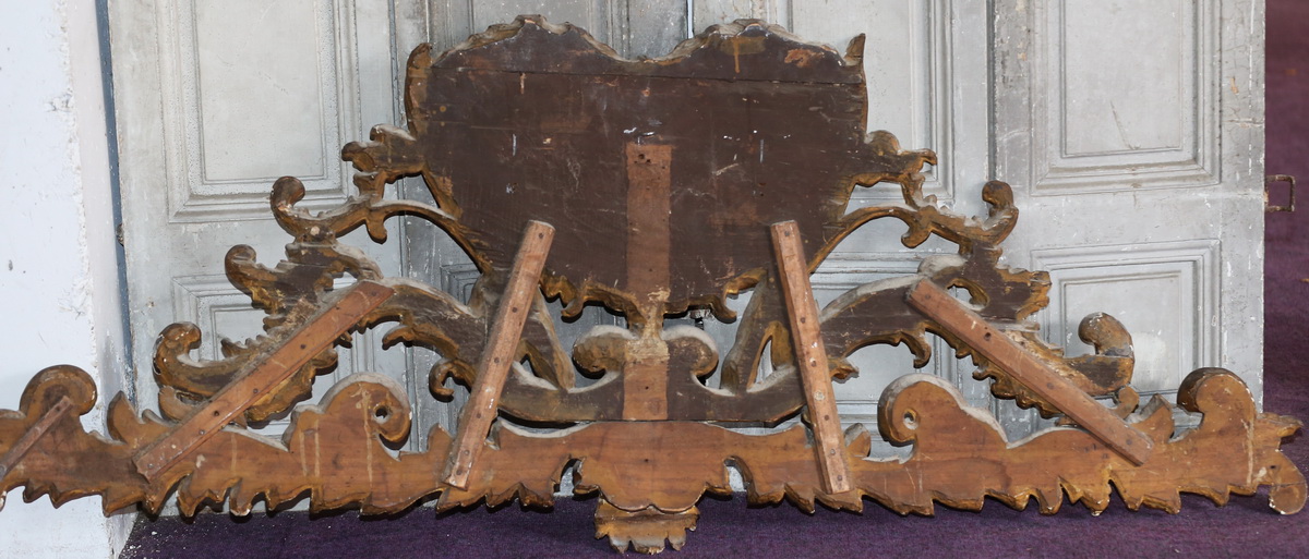 Fronton bois doré XVIII