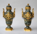 Paire de vases couverts style Rgence