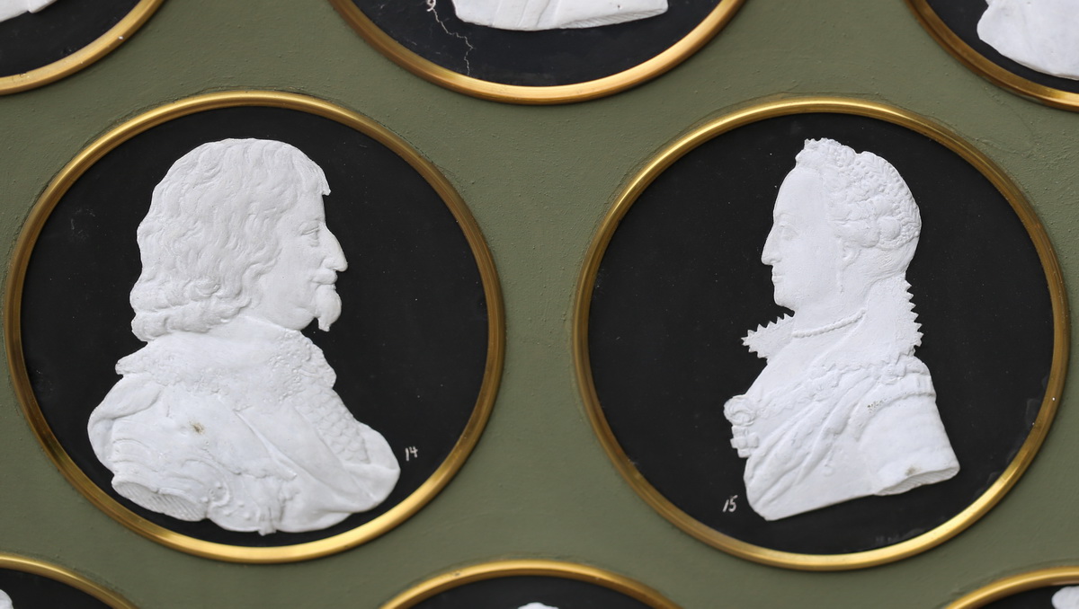 28 profiles of royal family members circa 1863