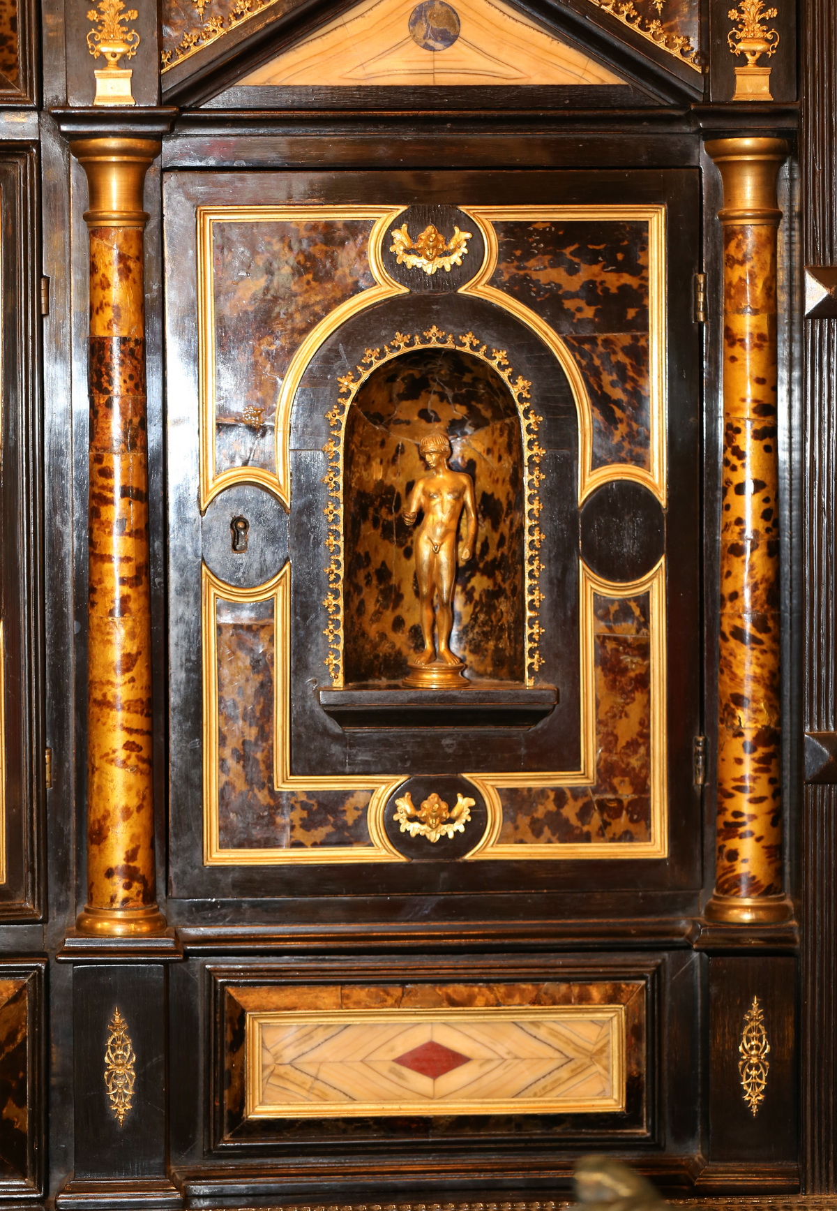 Cabinet XVII