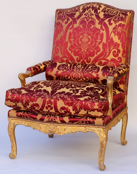 Grand fauteuil à dossier plat époque régence.