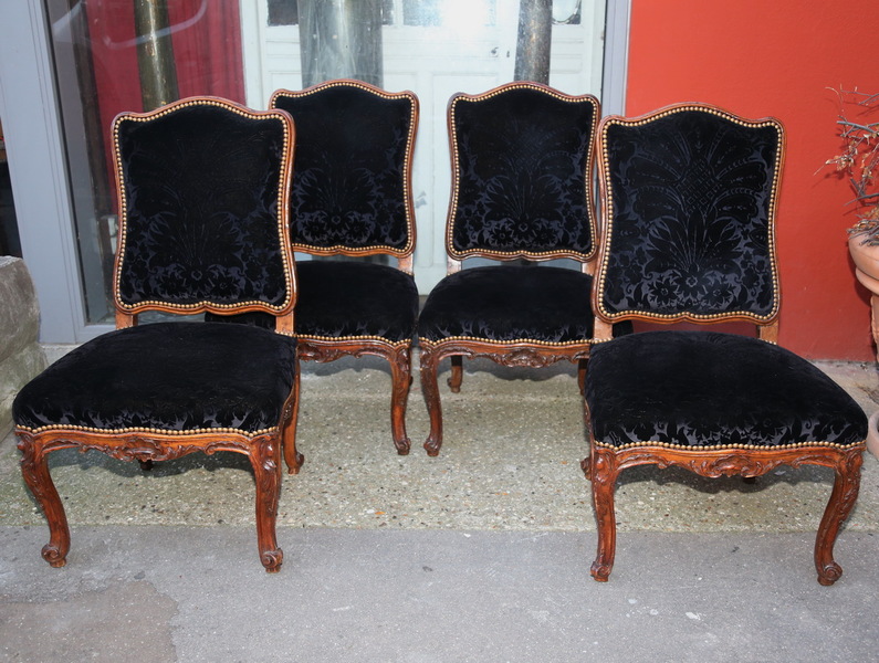 Suite de 4 chaises époque XVIII