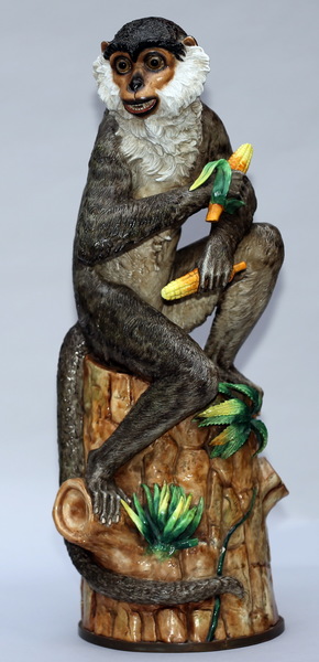 Statue de singe en porcelaine polychrome, époque 1900