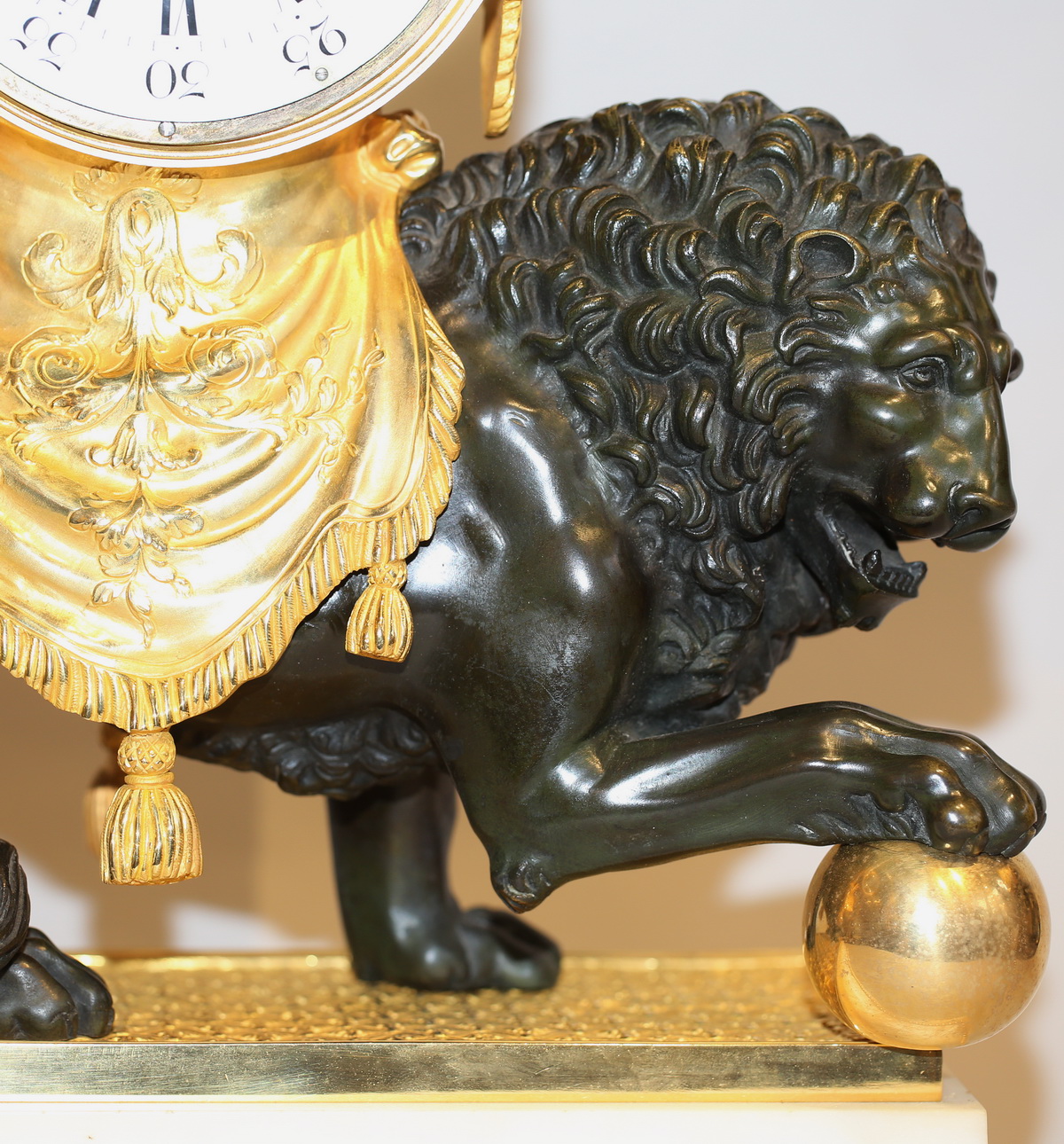 Pendule au lion de style Louis XVI
