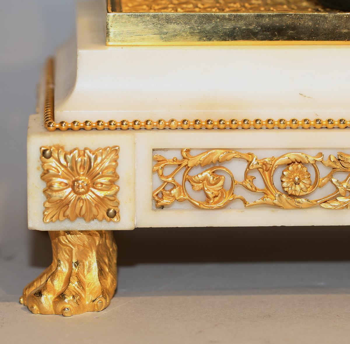 Pendule au lion de style Louis XVI