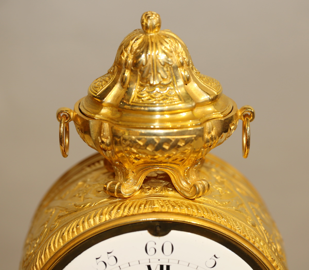 Pendule au lion de style Louis XVI