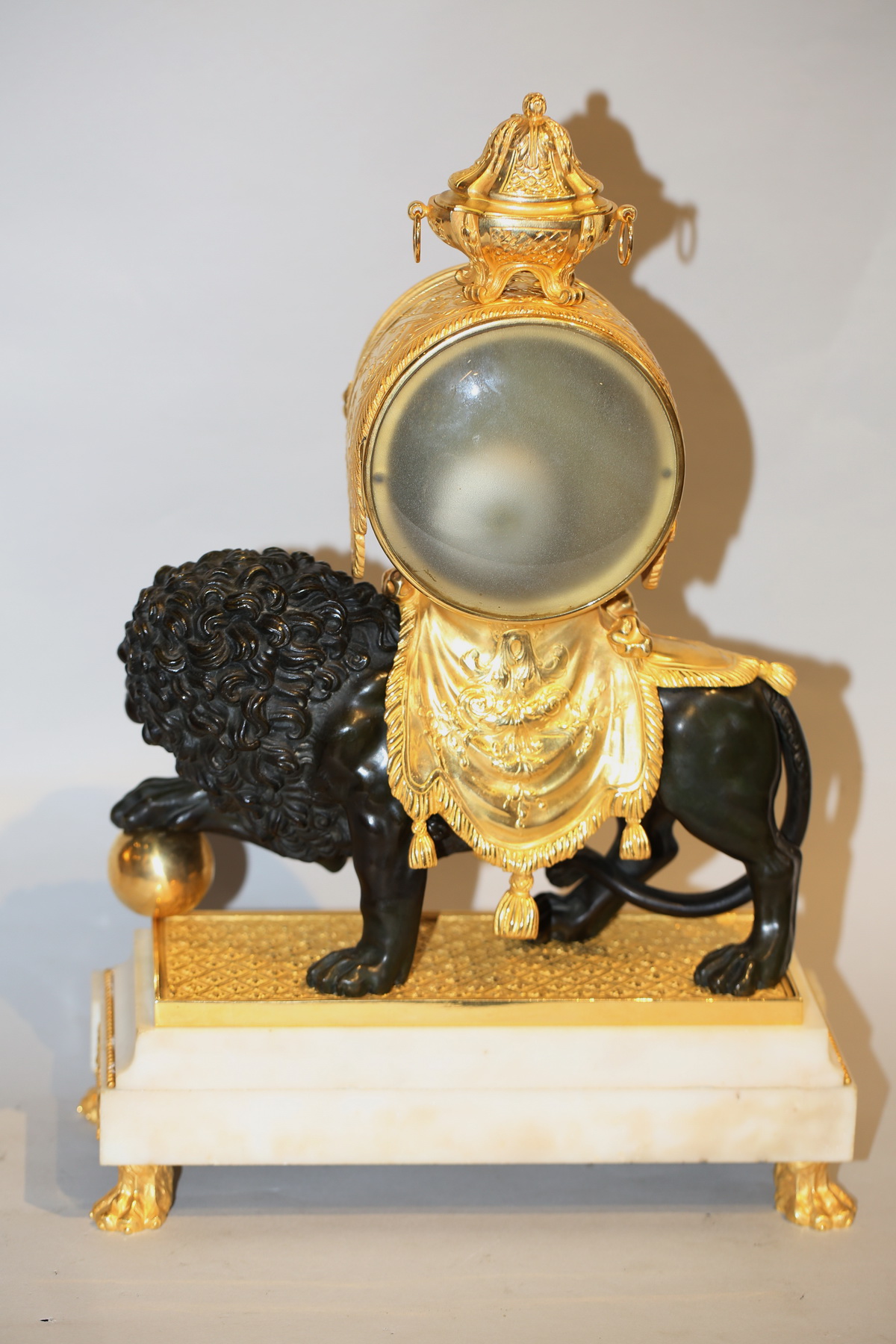 Pendule au lion de style Louis XVI