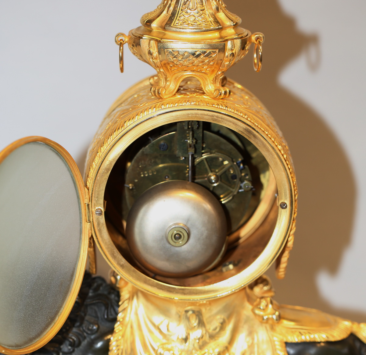 Pendule au lion de style Louis XVI