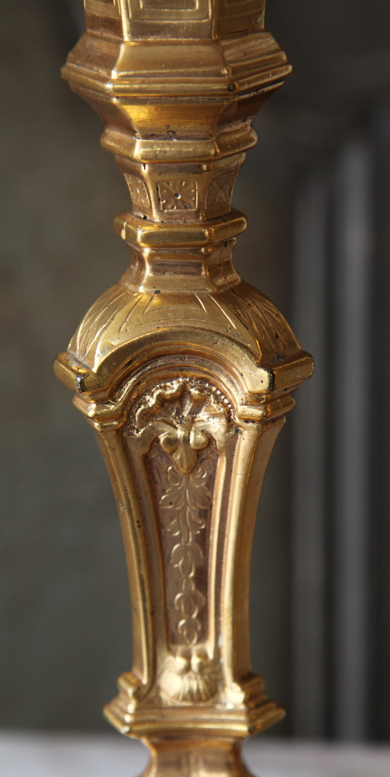 Paire de BOUGEOIRS LXV