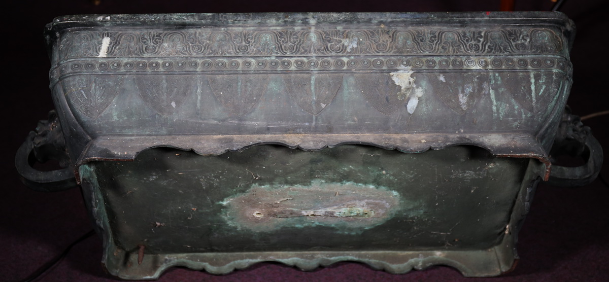 Chine XIXème importante jardiniere en bronze.