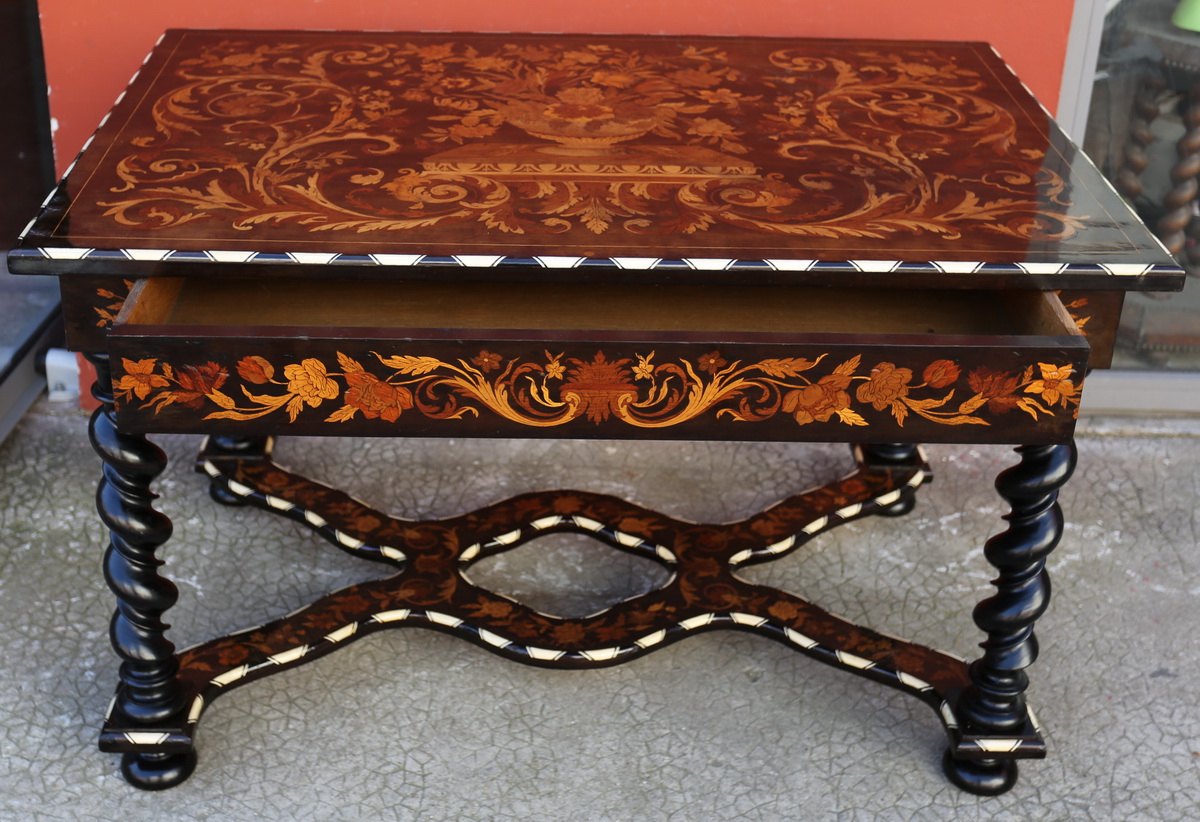 Table de salon de style Hollandais XVII circa 1880
