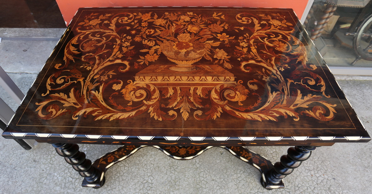 Table de salon de style Hollandais XVII circa 1880