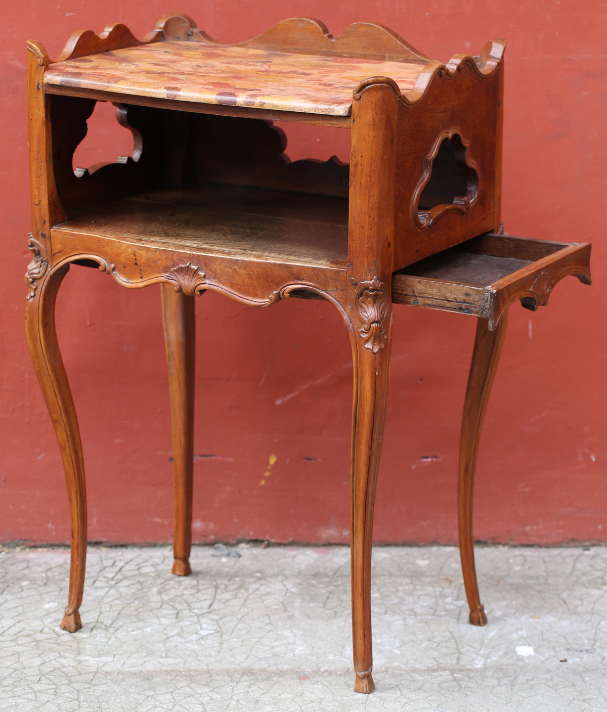 Table chevet en noyer époque Louis XV
