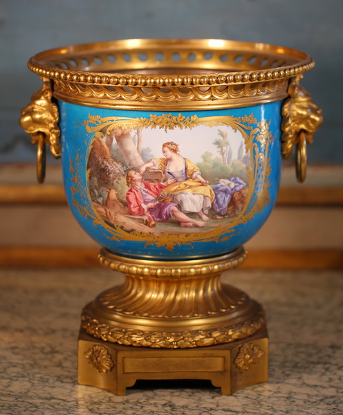 Large Louis Philippe pot cache.