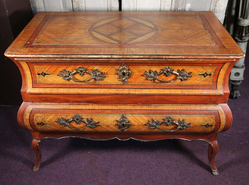 18th century Italy chest of drawers