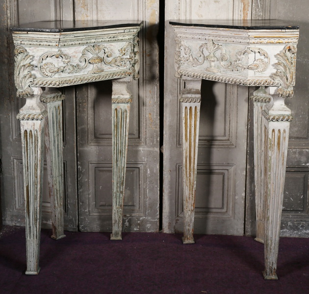 Paire de consoles d'angle fin XVIIIème