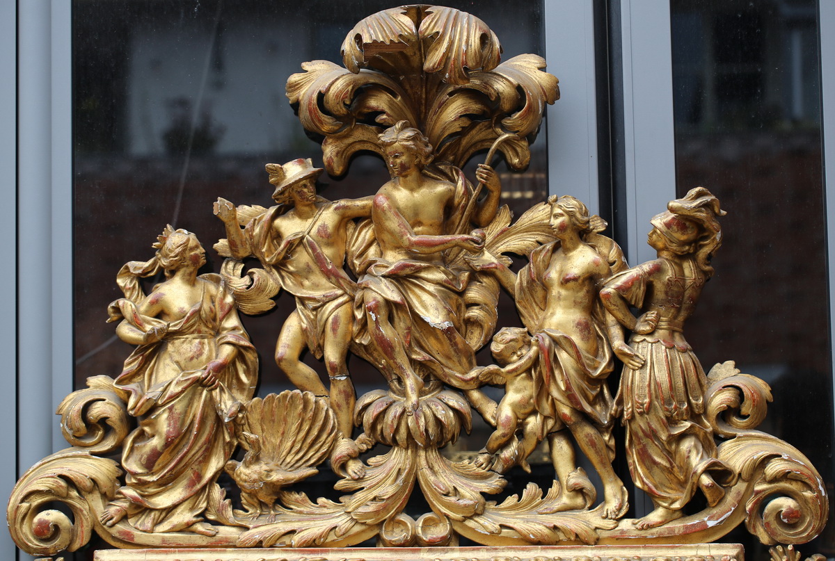 Important pediment mirror; Italy XVIII