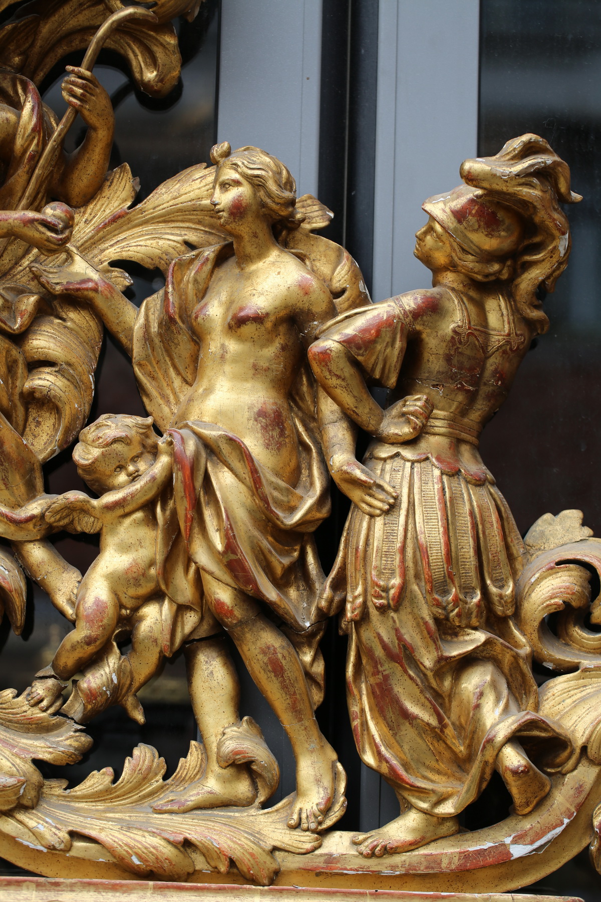 Important pediment mirror; Italy XVIII