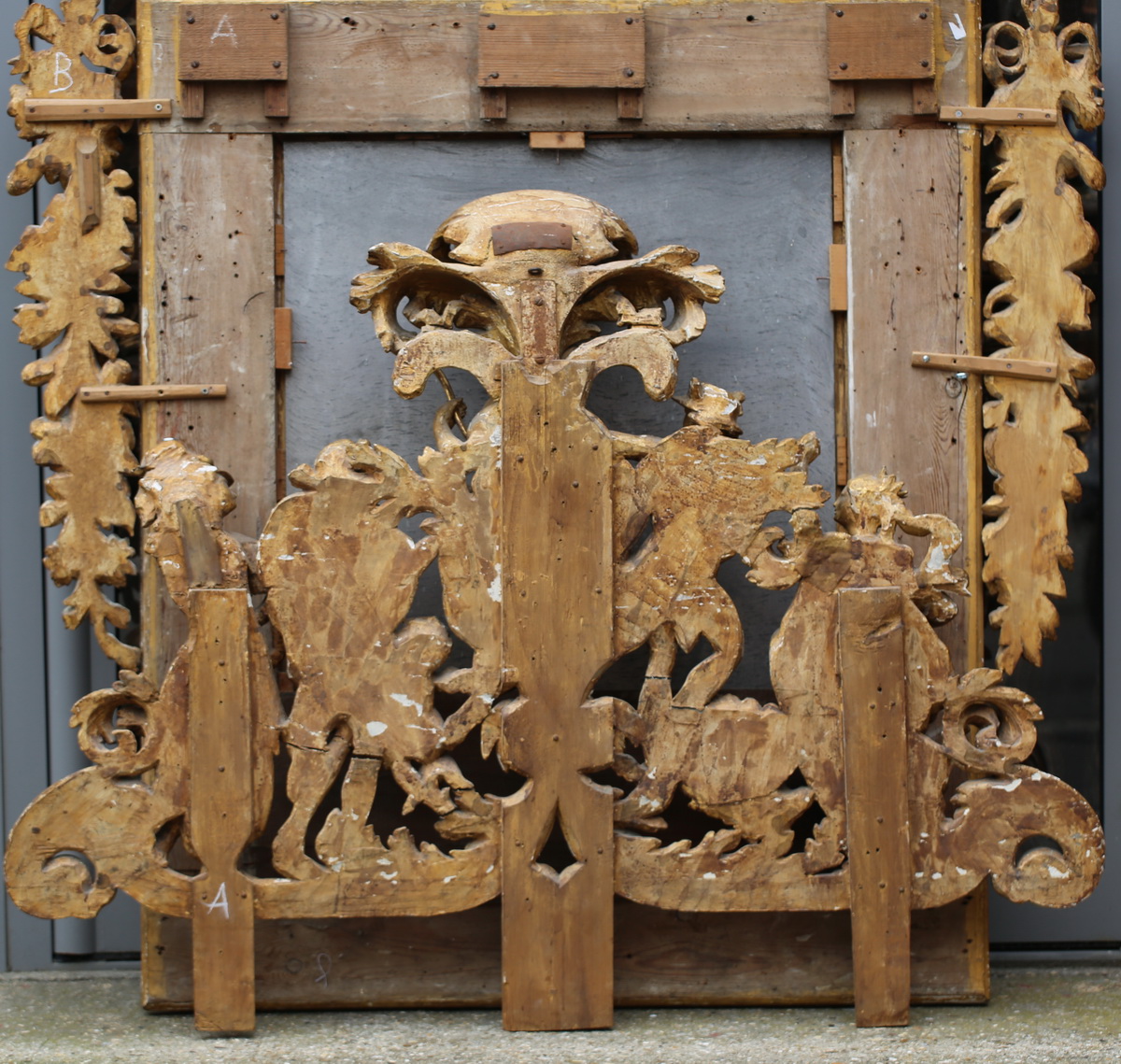 Important pediment mirror; Italy XVIII