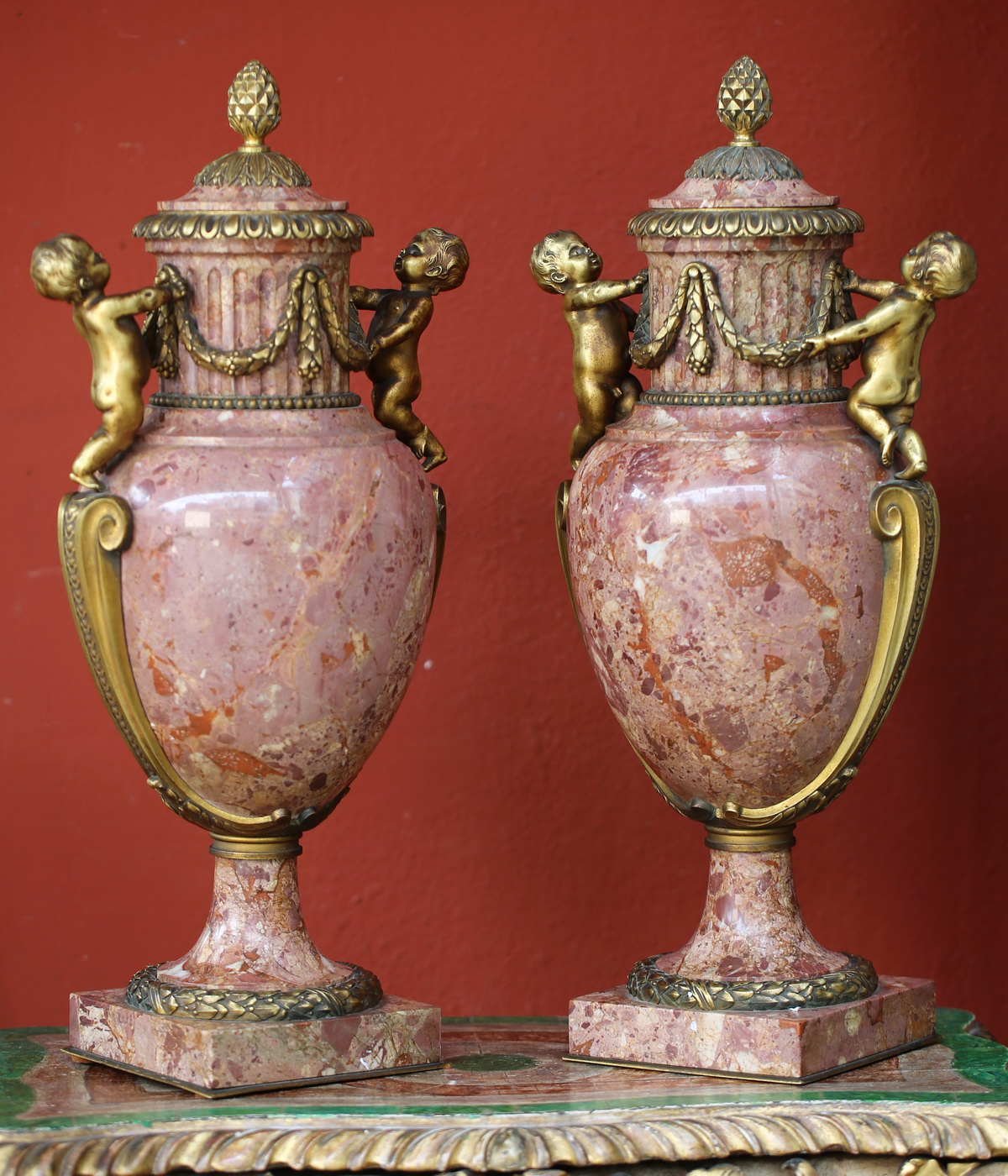 Paire de vases couverts circa 1880
