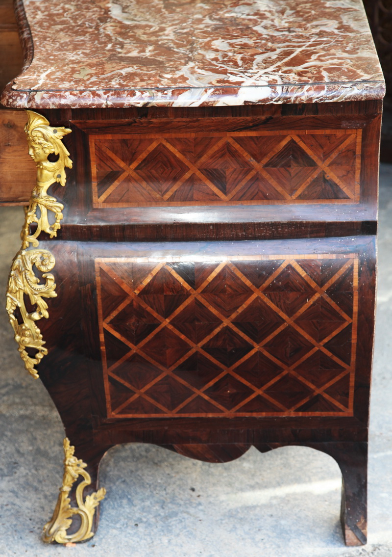 Chest of drawers grave 17th