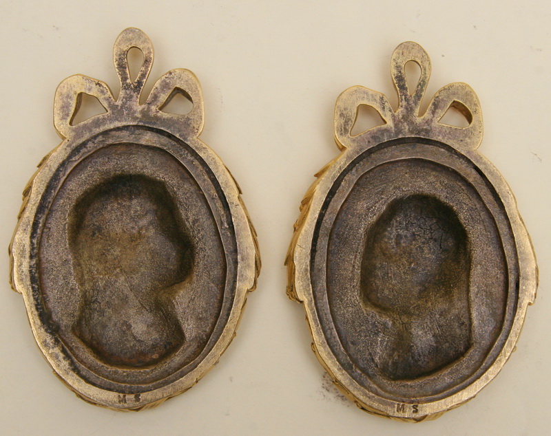 Pair of medallions tans gilt