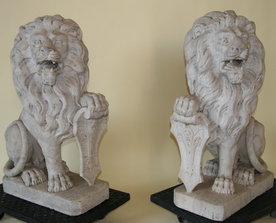 Important pair of fine marble sat lions19th