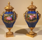 Paire de vases couverts en porcelaine PARIS milieu XIX